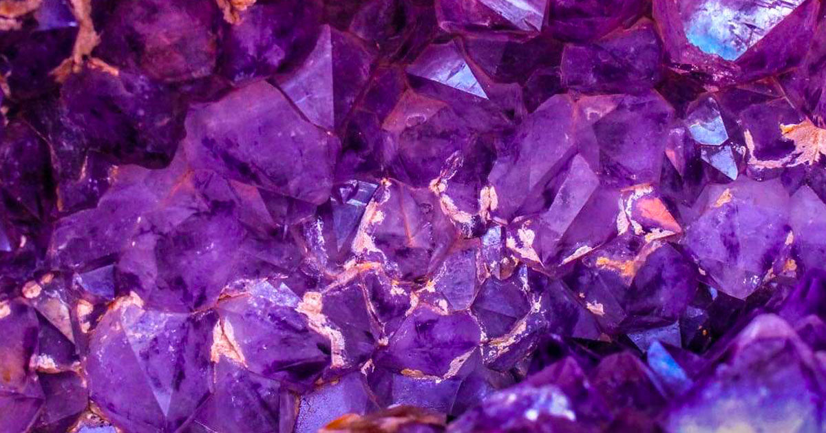 Gros plan sur des cristaux d'Améthyste violette