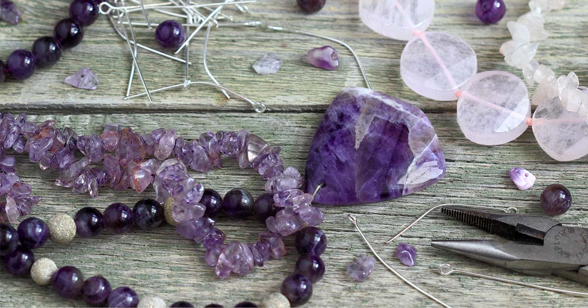 Perles d'Améthyste et de Quartz Rose sur une table en bois