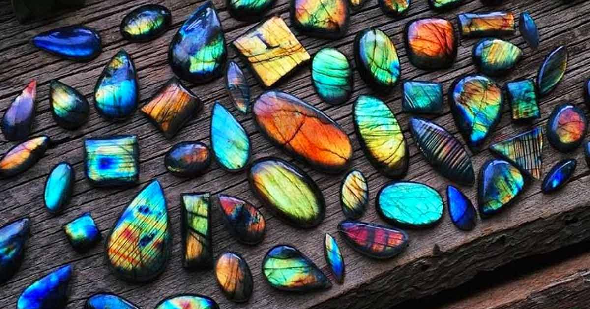 Cabochons de Labradorite aux reflets colorés