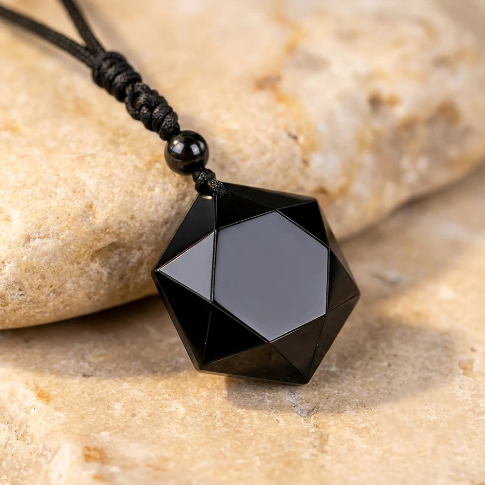 Reflets de l'Obsidienne noire du pendentif Prisme Protecteur